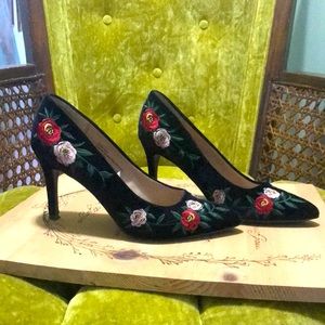 Floral velvet heels! Size 7